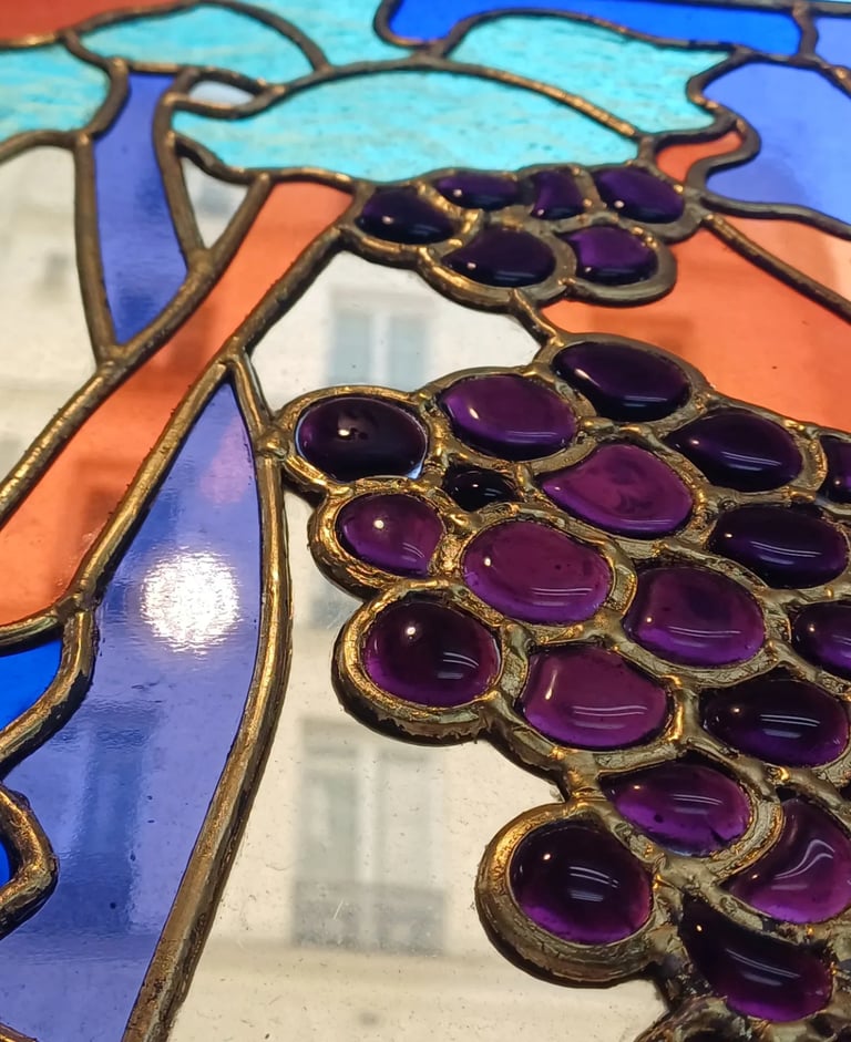 Vitrail d'art contemporain : détail sculpture de verre et lumière, signé Edith Théret