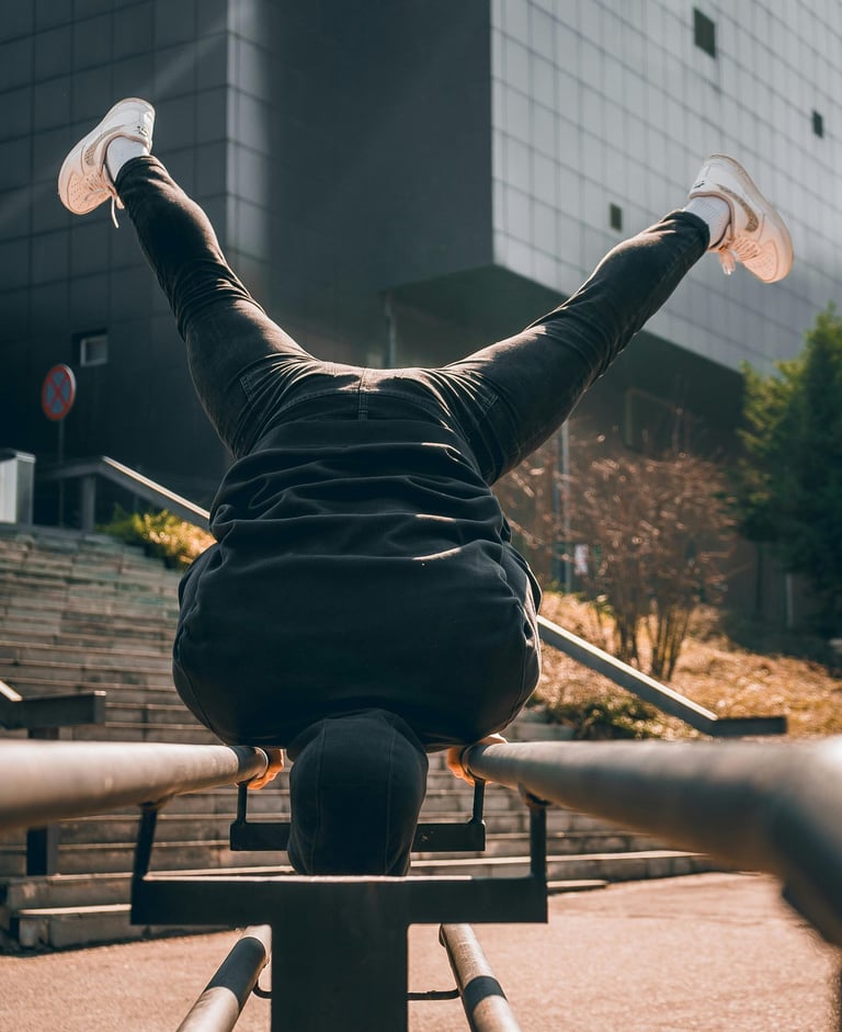 Homem realizando flexões ao ar livre, enfatizando força e determinação