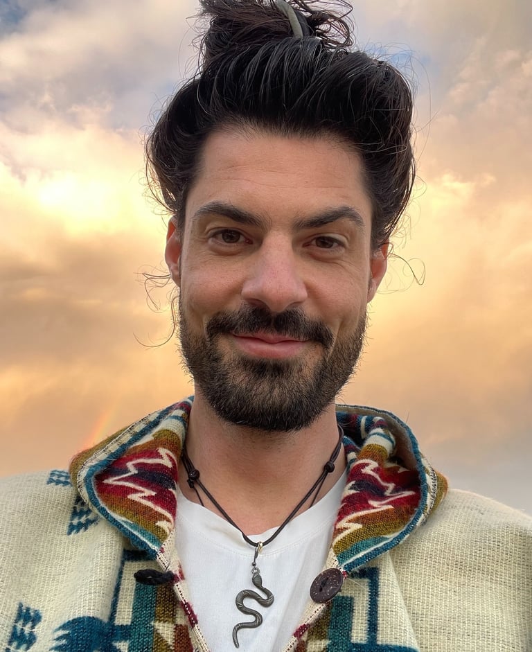 Picture of practitioner Immanuel Holtmannspoetter with friendly smile and a radiant cloudformation