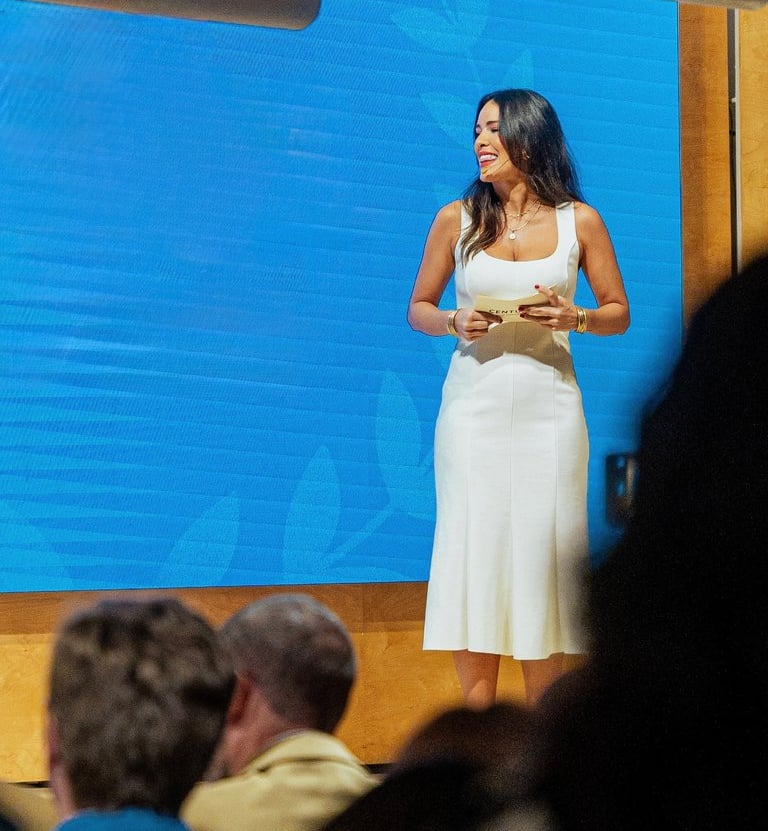 María Lázaro presentando un evento corporativo