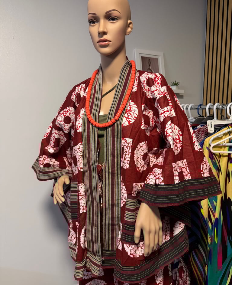 Élevez votre style avec ce kimono africain rouge et blanc de la collection Kreyalux. ll se po