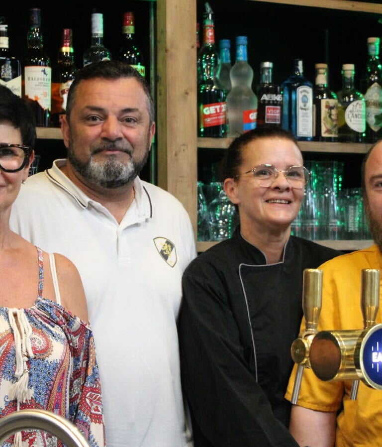 Hervé et Sylvie vous accueillent à La Scène, une brasserie unique où gastronomie et musique