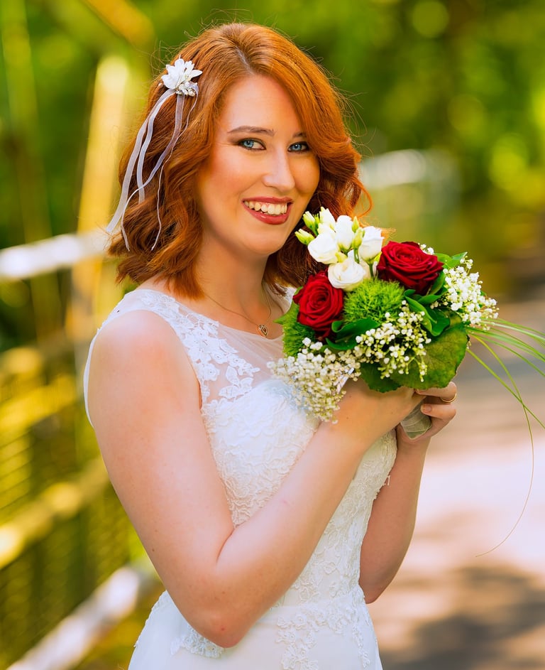 Brautportrait am Möhnesee mit Blumenstrauß – natürliche Hochzeitsfotografie im Sonnenlicht