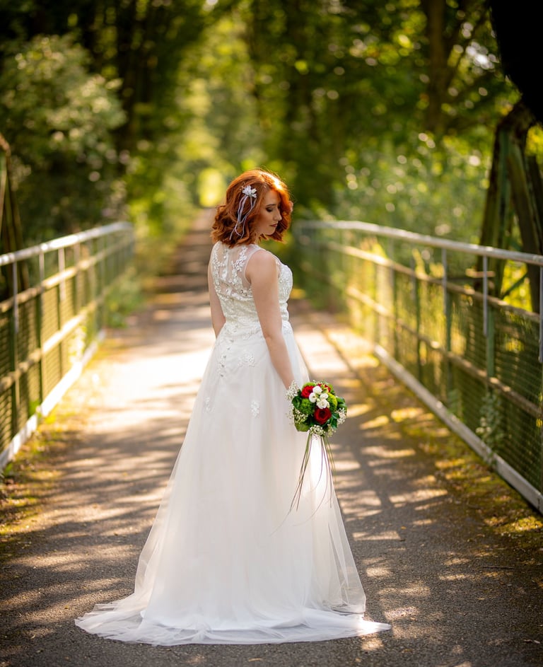 Braut auf Brücke im Grünen bei Hochzeit am Möhnesee – natürliche Hochzeitsfotografie