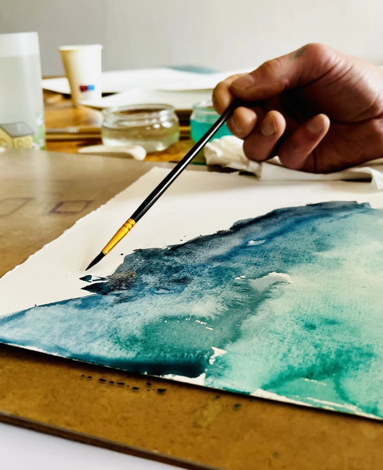 artiste qui peint un paysage à l'aquarelle