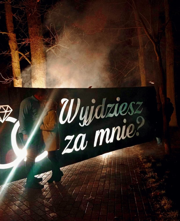 pirobaner wyjdziesz za mnie? pomysł na nietypowe zaręczyny baner pirotechnika