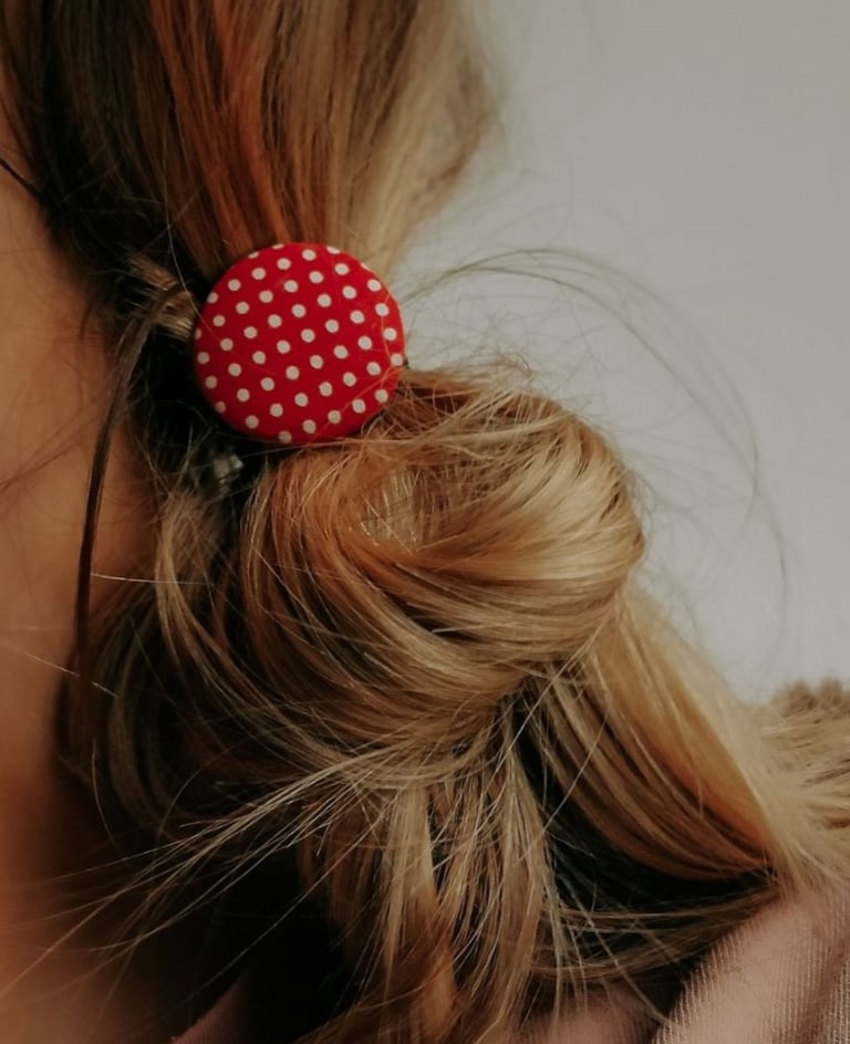 Gumka do włosów w kropki na włosach kobiety