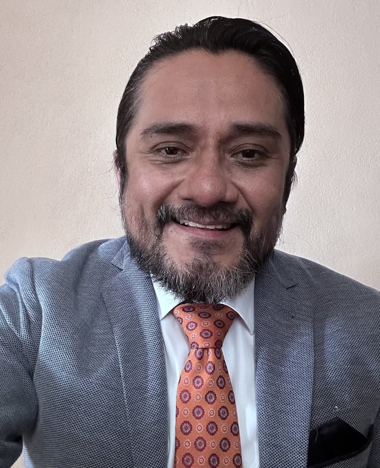 psicologo profesional sonriendo para una foto con ropa formal