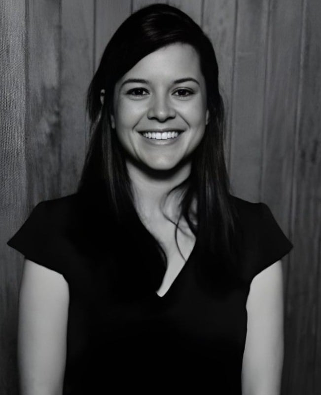 psicologa profesional sonriendo para una foto