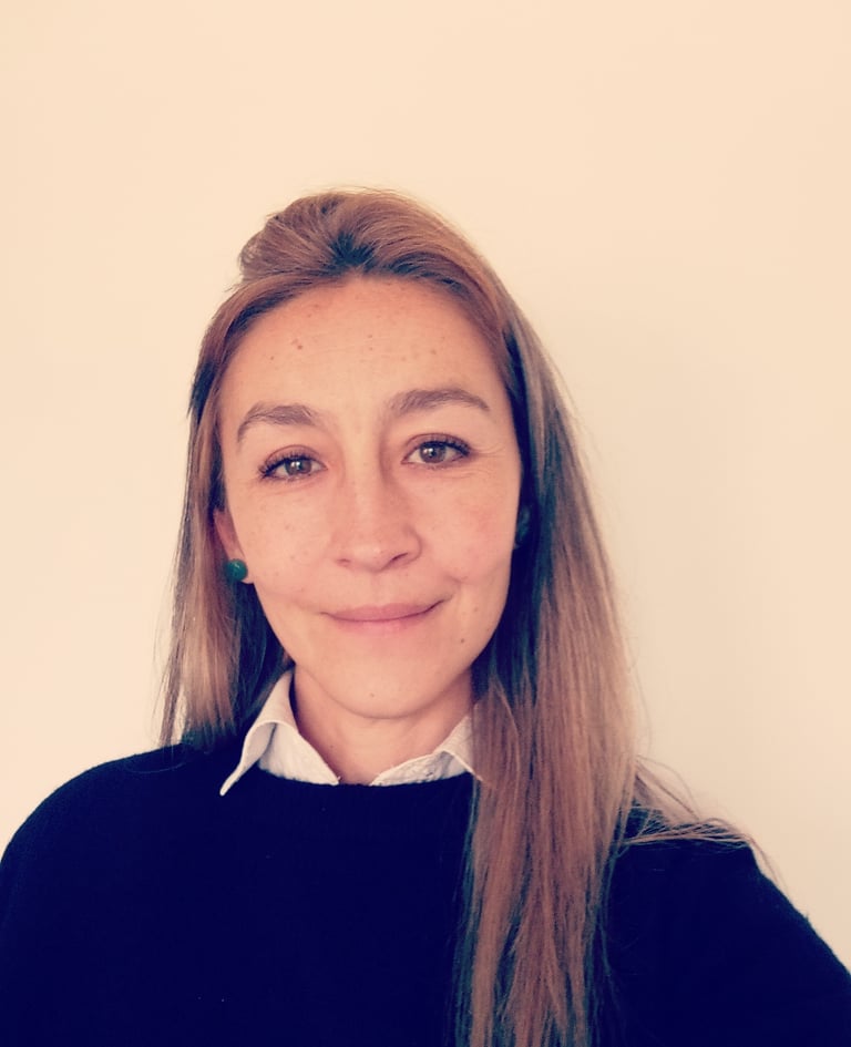 psicologa profesional sonriendo para una foto