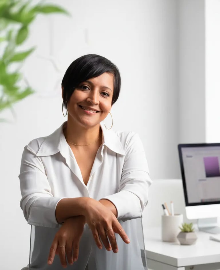 Consulente di branding nel suo studio luminoso.