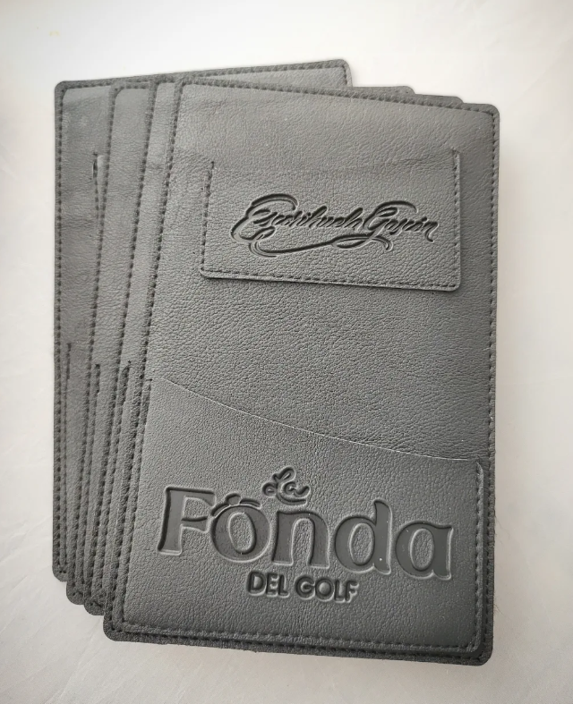 portacuentas de similcuero color negro grabado con logotipos