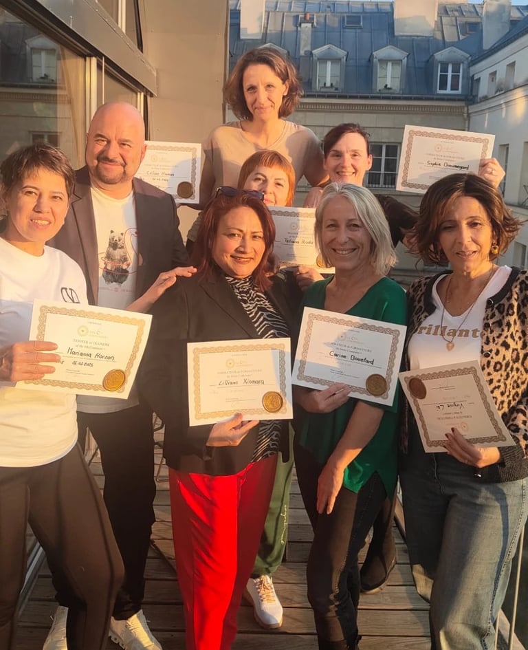 Groupe d’élèves souriants tenant leurs certificats à la fin d’une formation de massage, photographié