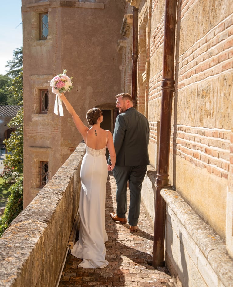 Séance couple mariage Château de Caumont — remparts Gers