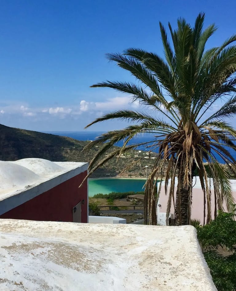 Casa tradizionale a Bugeber con vista sul Lago Specchio di Venere tra colline verdi e cielo limpido