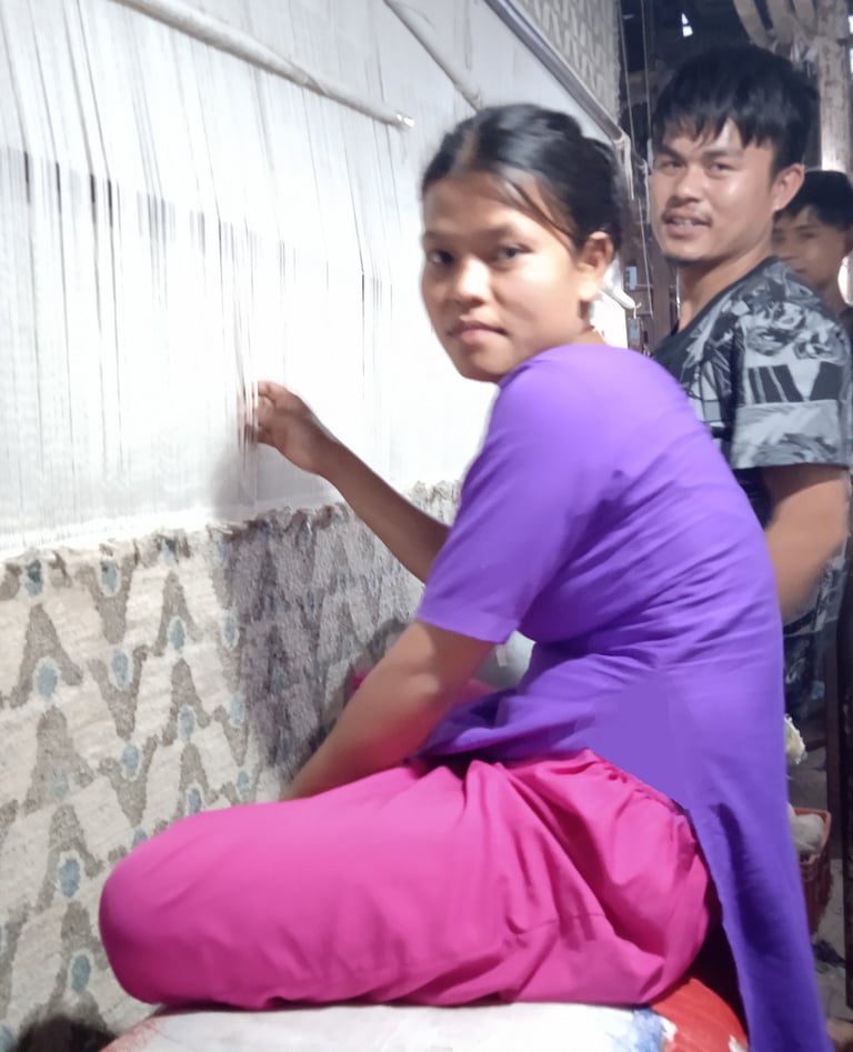 hand weaving Nepalese hand knotted woolen carpet - himalayacarpetnepal.com