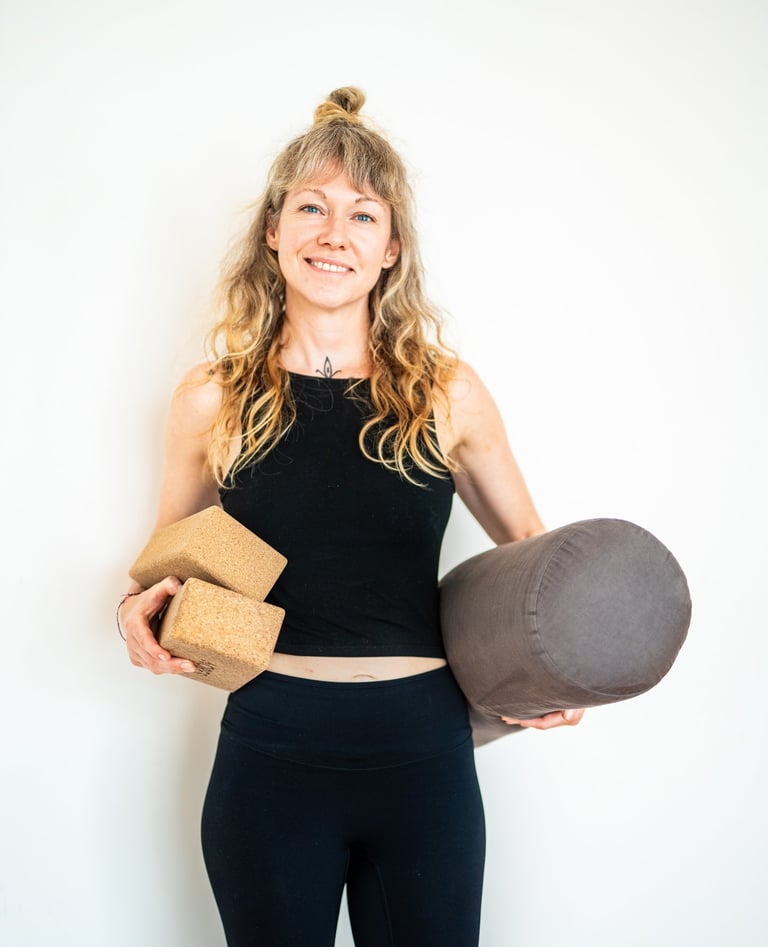 Foto Yogalehrerin mit Block und Bolster