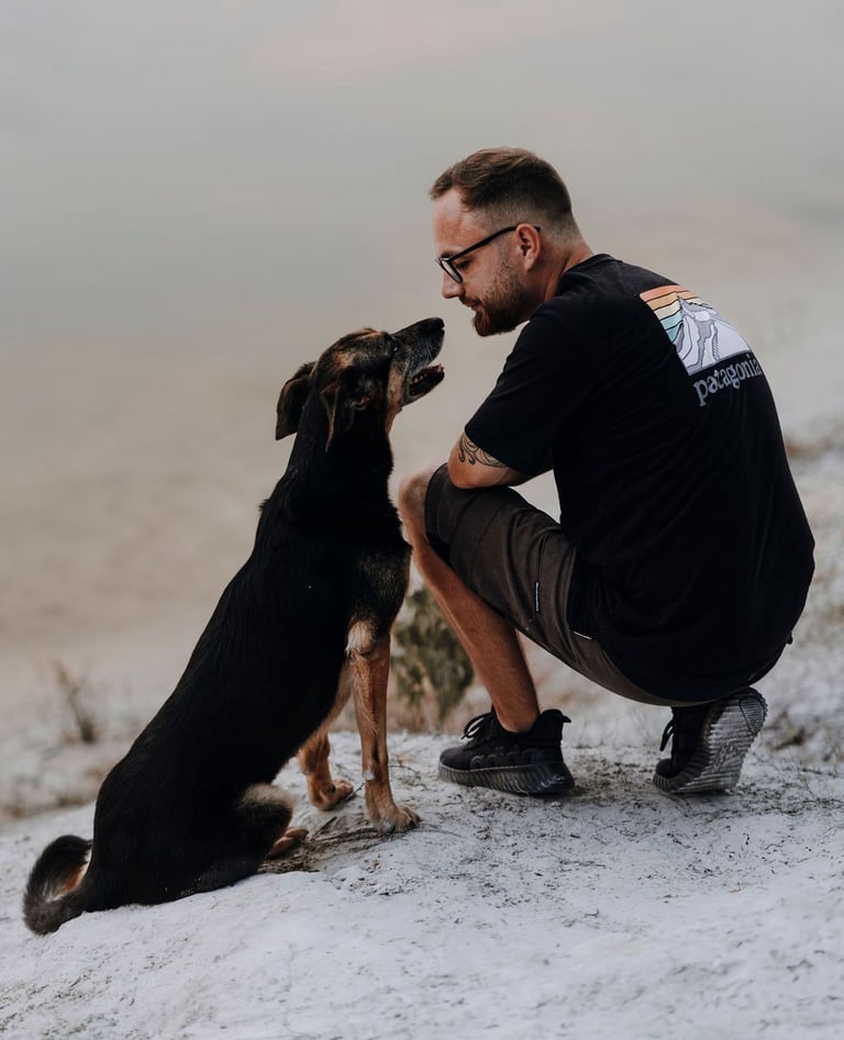 Basti Matern mit Hund am See
