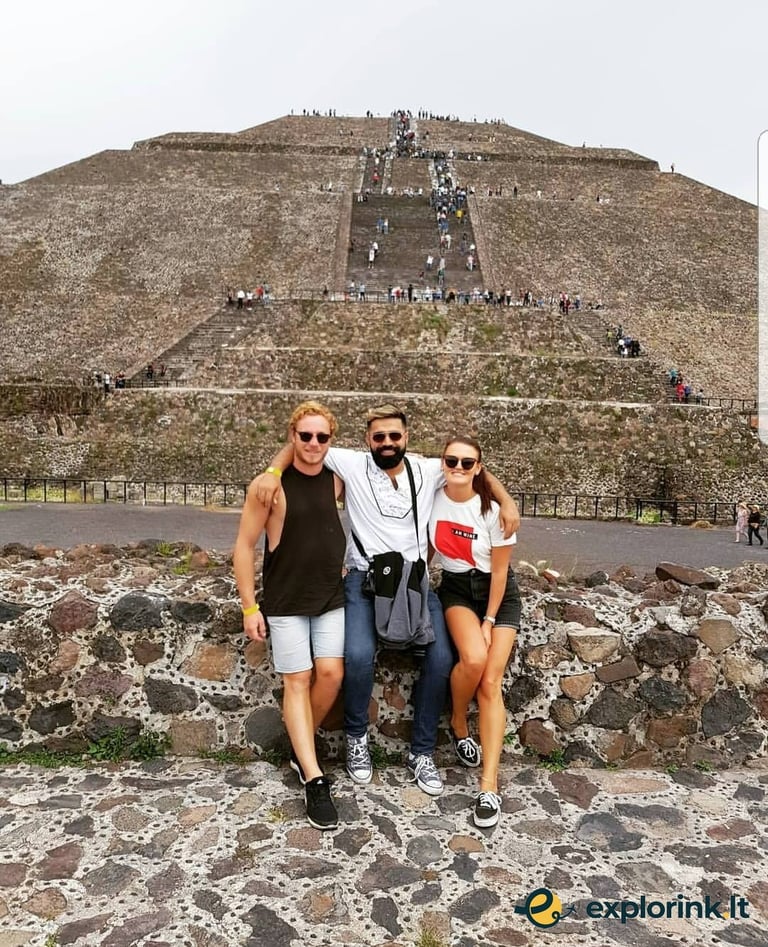 draugai prie piramidės meksikoje