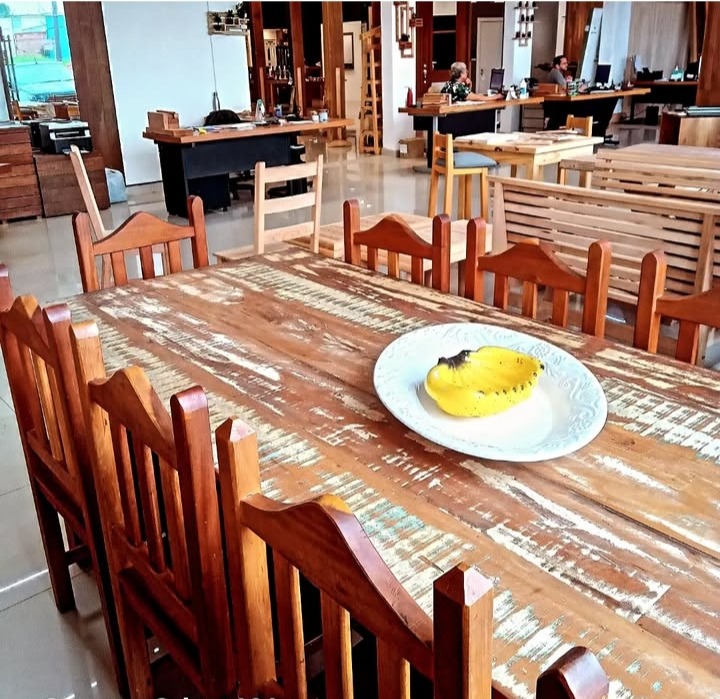 Mesa de madeira rústica restaurada com acabamento artesanal em Limeira.