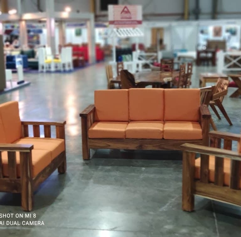 Sofás de madeira restaurados com design clássico em Limeira