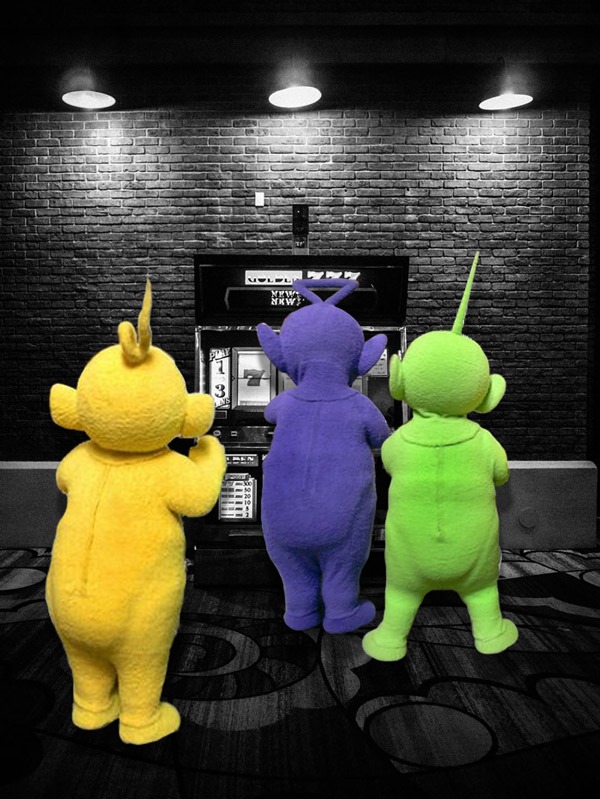Máquina tragamonedas con 3 Teletubbies jugando y alentando