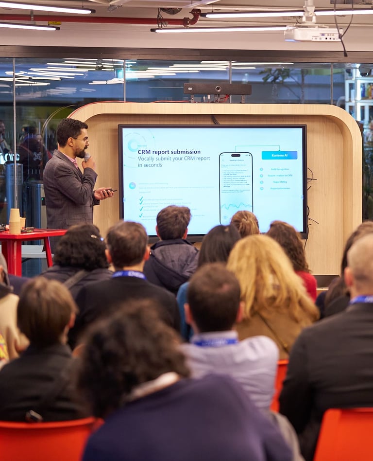 Conférencier qui présente un produit à un événement d'entreprise devant un groupe de personnes
