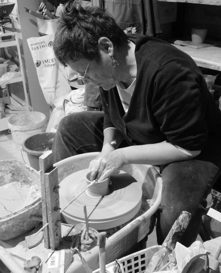 Potière au tour dans son atelier, Véronique Terre à terre