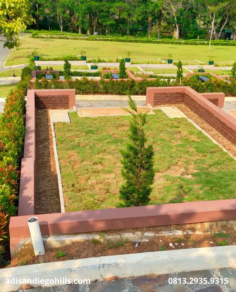 avling makam tipe semi private di San Diego Hills Karawang dikelilingi pagar tanaman hijau asri.