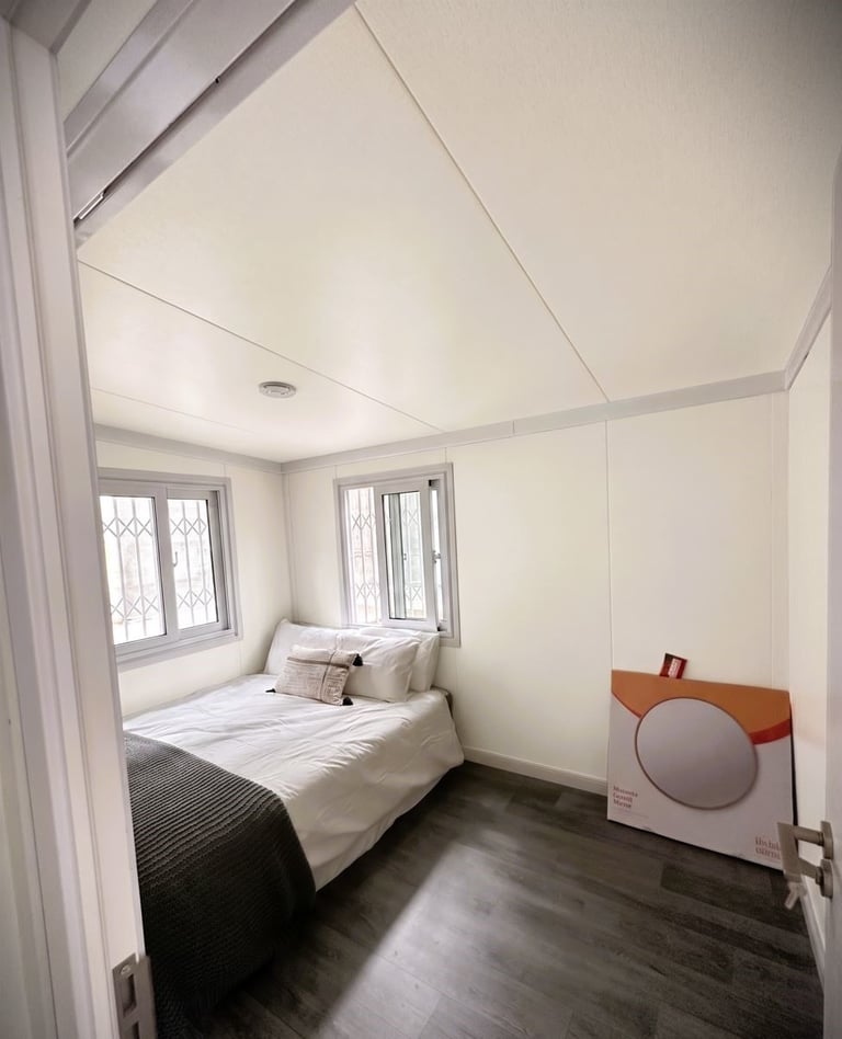 Chambre aménagé dans container habitable.