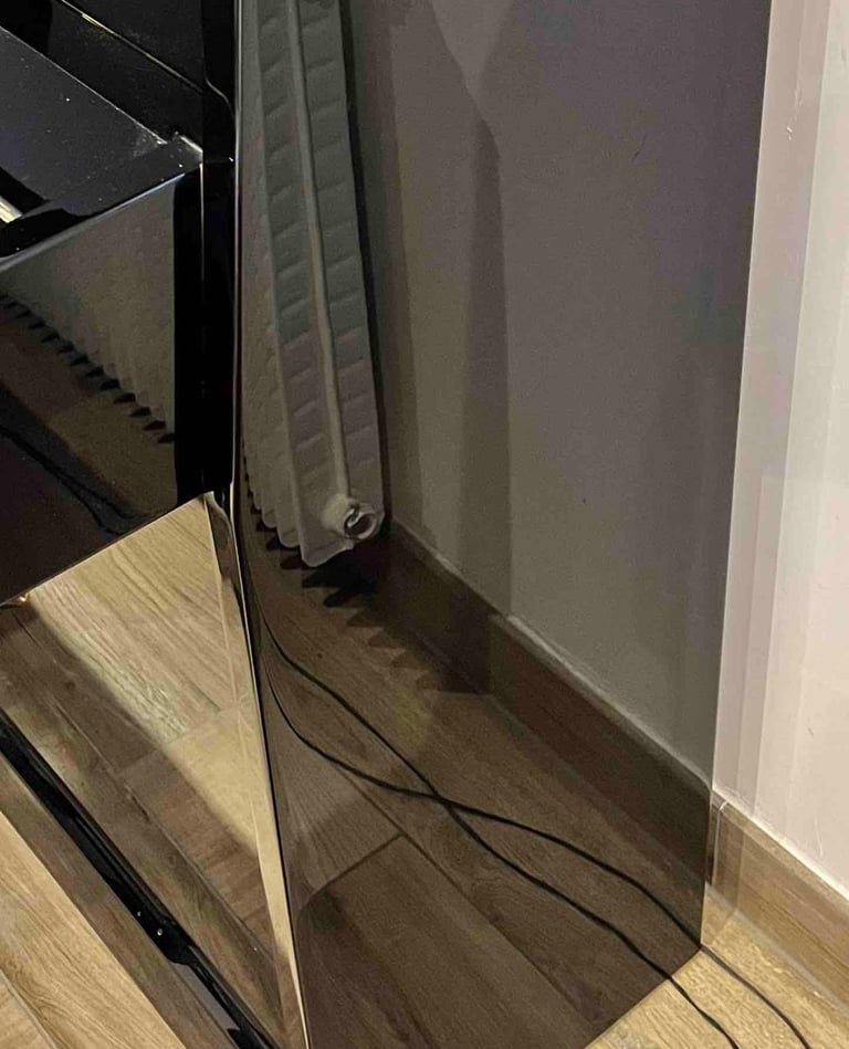 piano noir polyester réparé