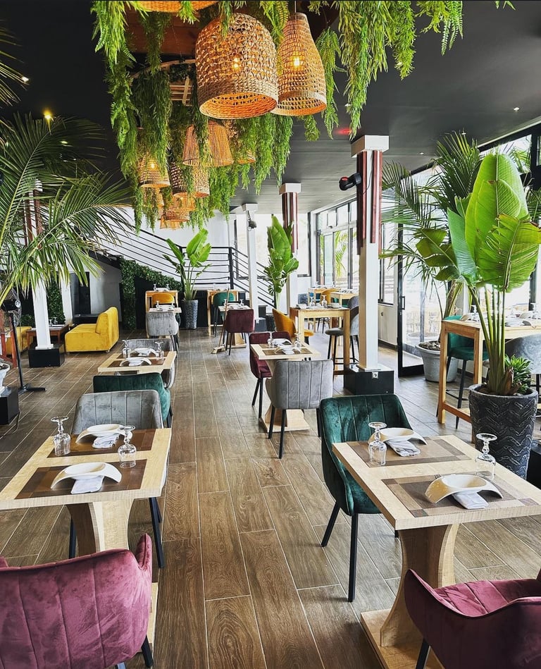 vue intérieure du restaurant the jungle à dakar