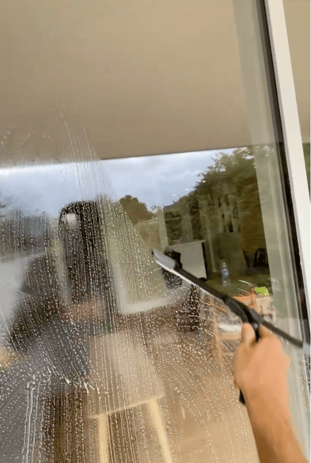 Nettoyage des vitres à la raclette, suppression rapide de la mousse et des impuretés.