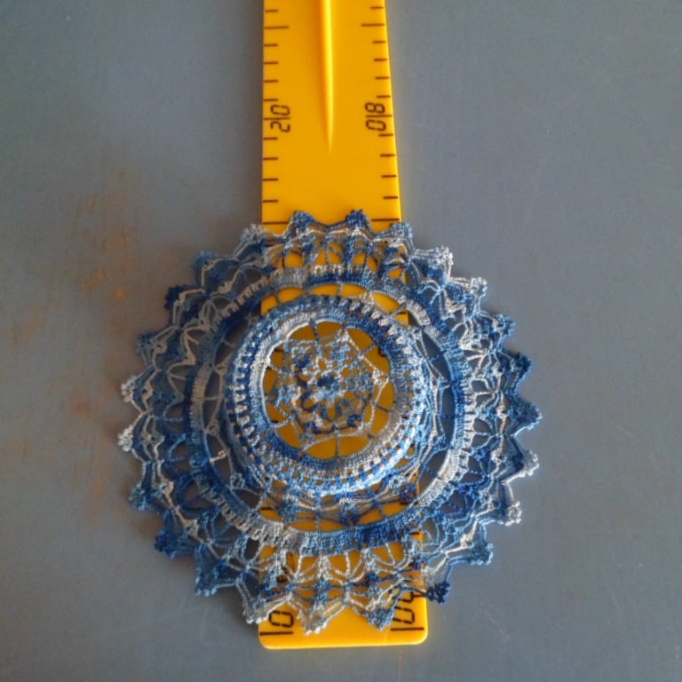 Chapeau décoratif fait au crochet dans un fil dentelle très fin de couleur bleu 