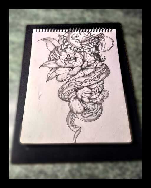 Boceto de tatuaje en tinta negra de una serpiente enrollada alrededor de flores de peonía.