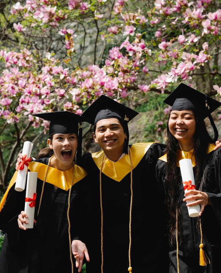 glückliche Absolventen, die sich auf ihre zukünftige Karriere freuen