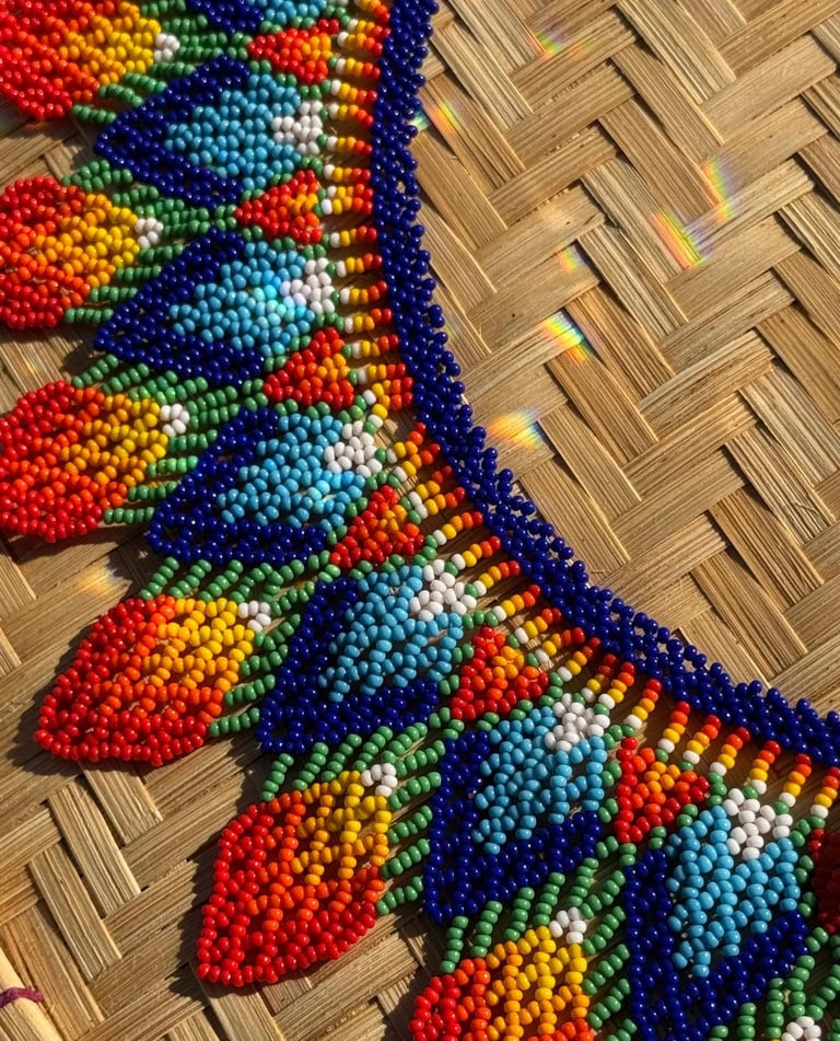 collar de mostacilla de colores sobre un fondo textil