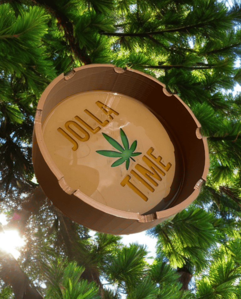 posa cenere marrone con scritta jolla time e una foglia di cannabis sul fondo