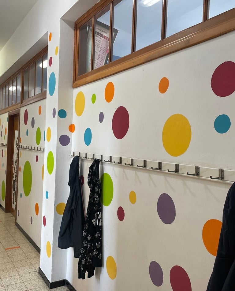 Image représentant les jolis couloirs colorés de l'école