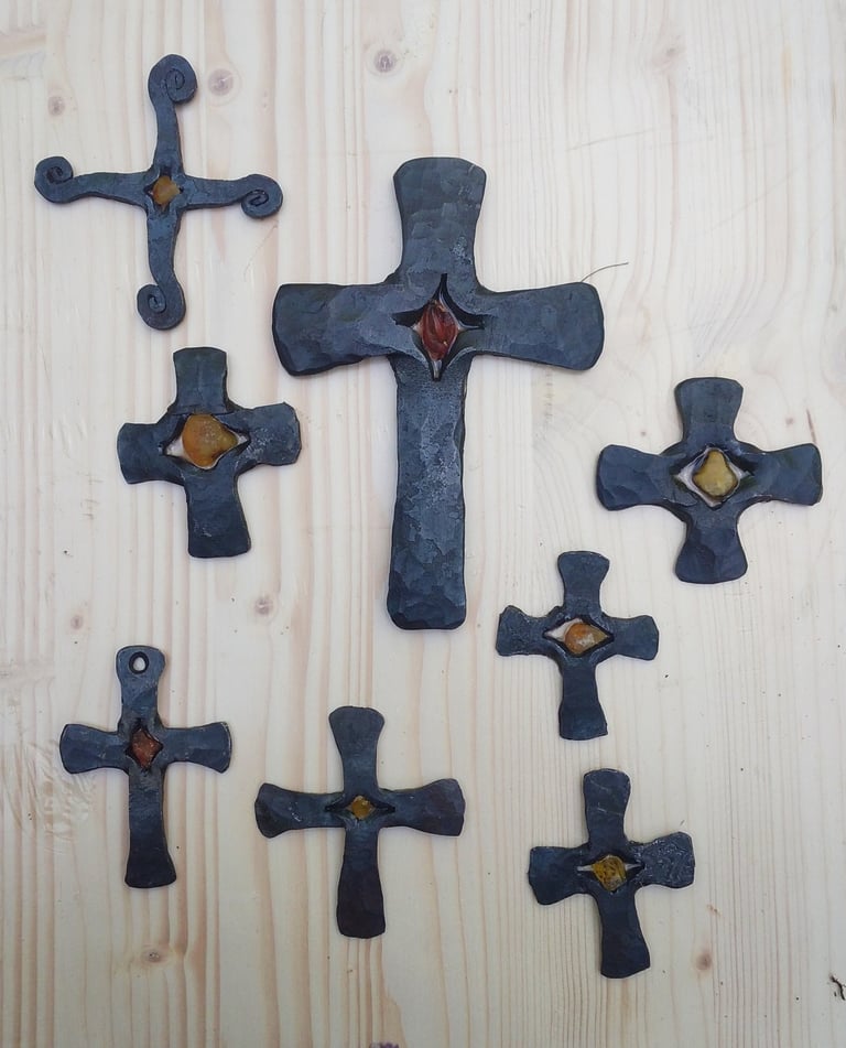 Kaltiniai suvenyriniai kryželiai su gintaru nuo 7x7 cm iki 15x10 cm dydžio, rankų darbo kalvystė