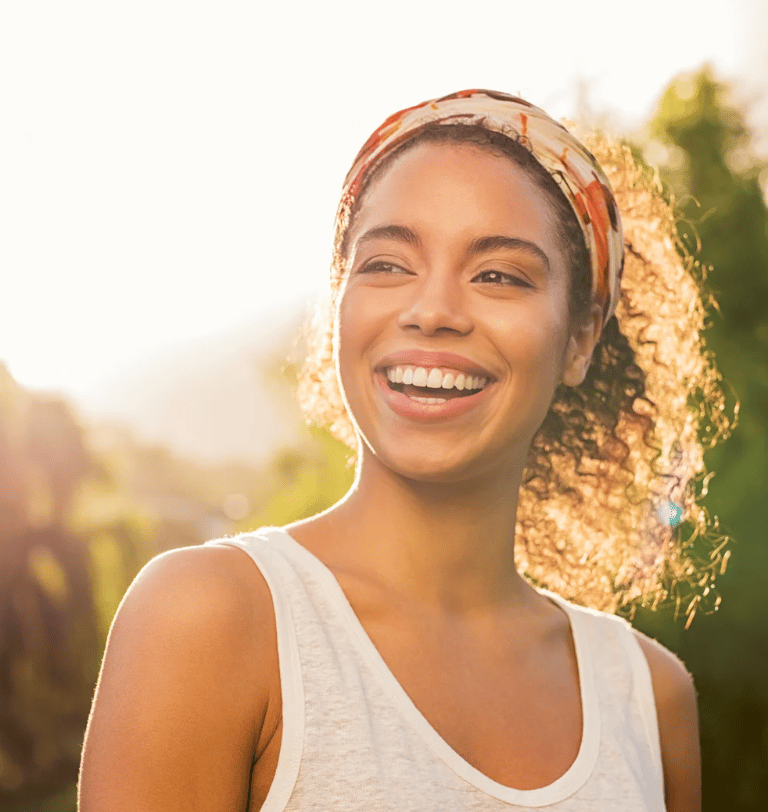 Bankeaz | A smiling expatriate woman happy te be insured