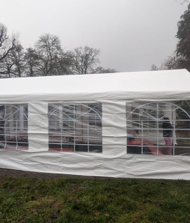4x8 m Zelt mit Bierzeltgarnitur seitlicher Anblick