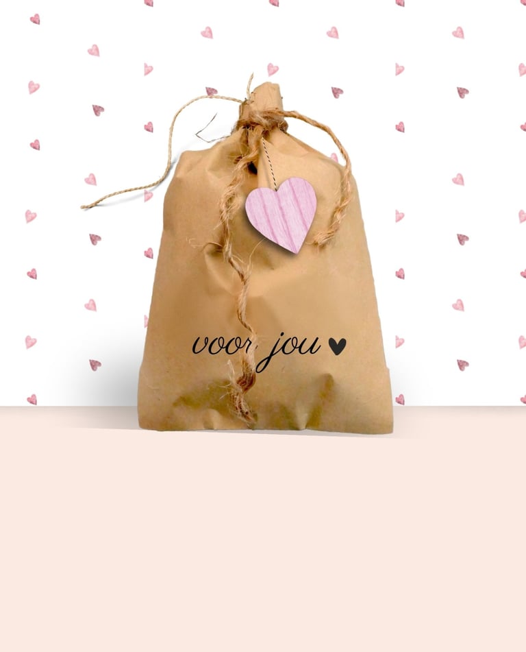 Bruin kraft geschenkzakje met tekst 'voor jou' en een hartje.