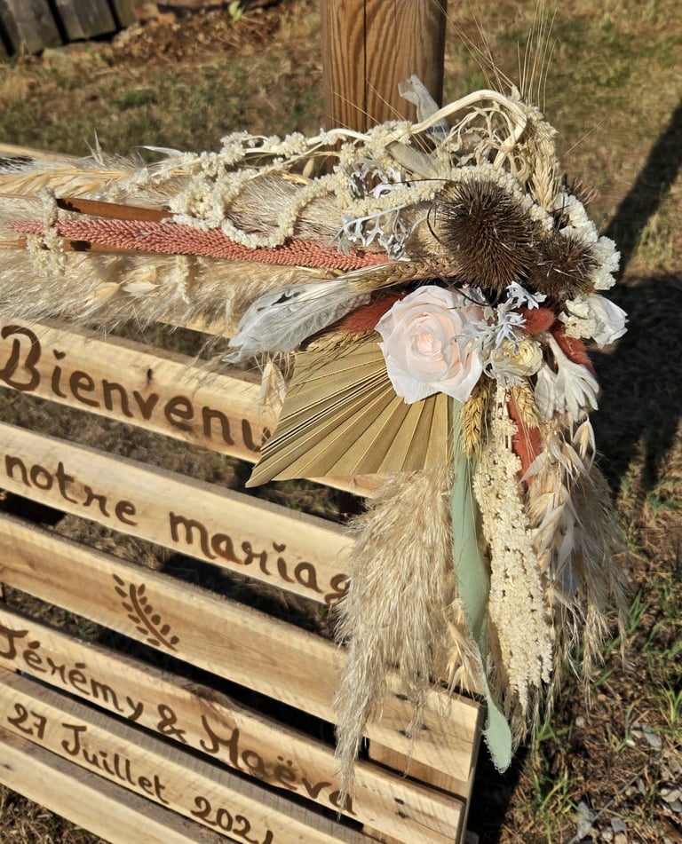 Décoration florale de mariage en fleurs séchées, tons blanc et écru, réalisée par l'Ensorce'Fleurs