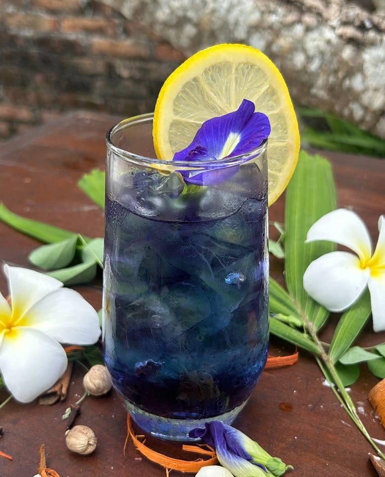 Lemon Butterfly - Lemon Butterfly, segarnya lemon berpadu dengan sari bunga telang yang menyejukkan.