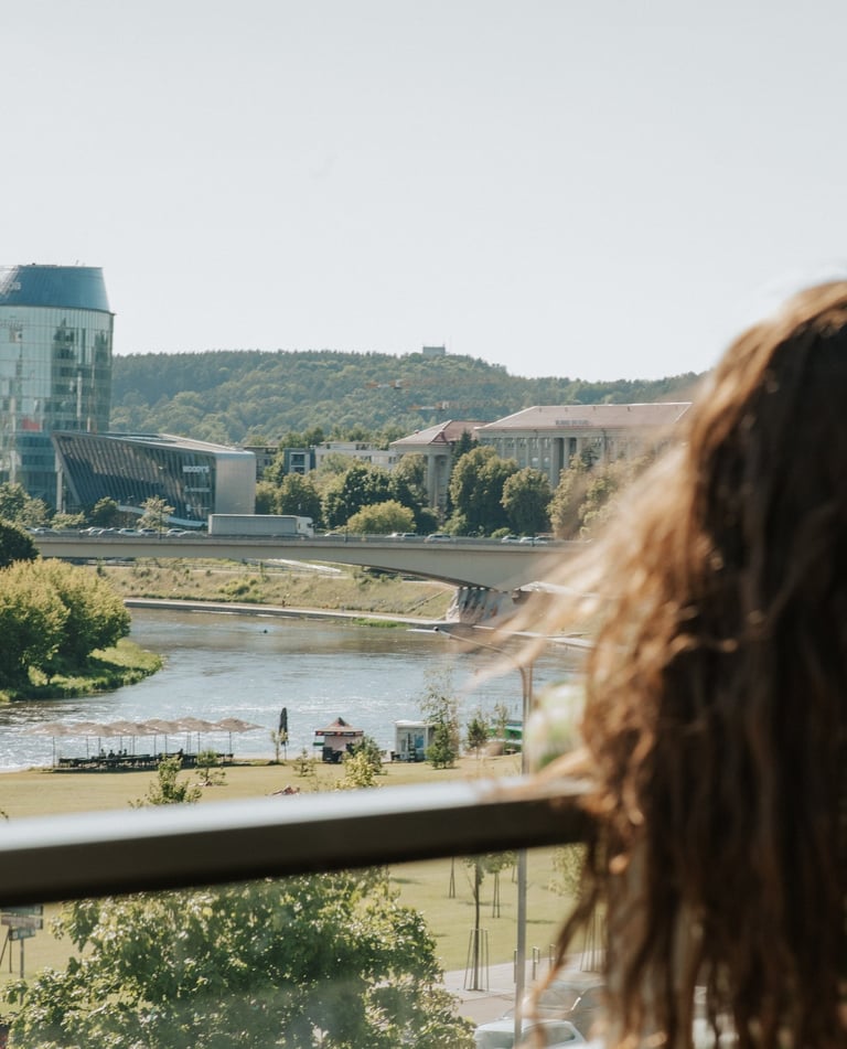 Vasaros terasa Vilniuje su vaizdu į Nerį ir Baltąjį tiltą
