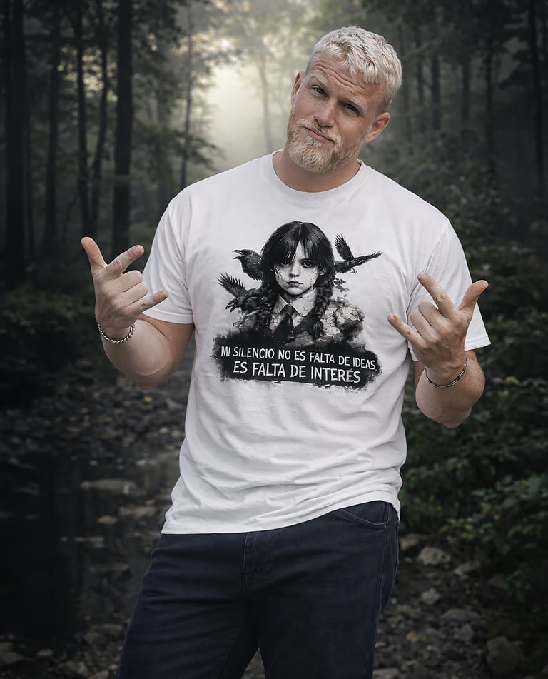 Chico con camiseta de moda urbana streetwear busto marmol Santa Paciencia Miercoles Addams