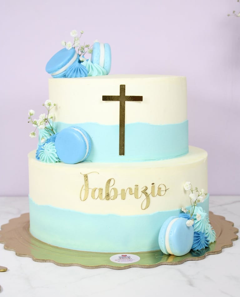 Tarta de comunión personalizada con decoración elegante en tonos azules, elaborada en Madrid