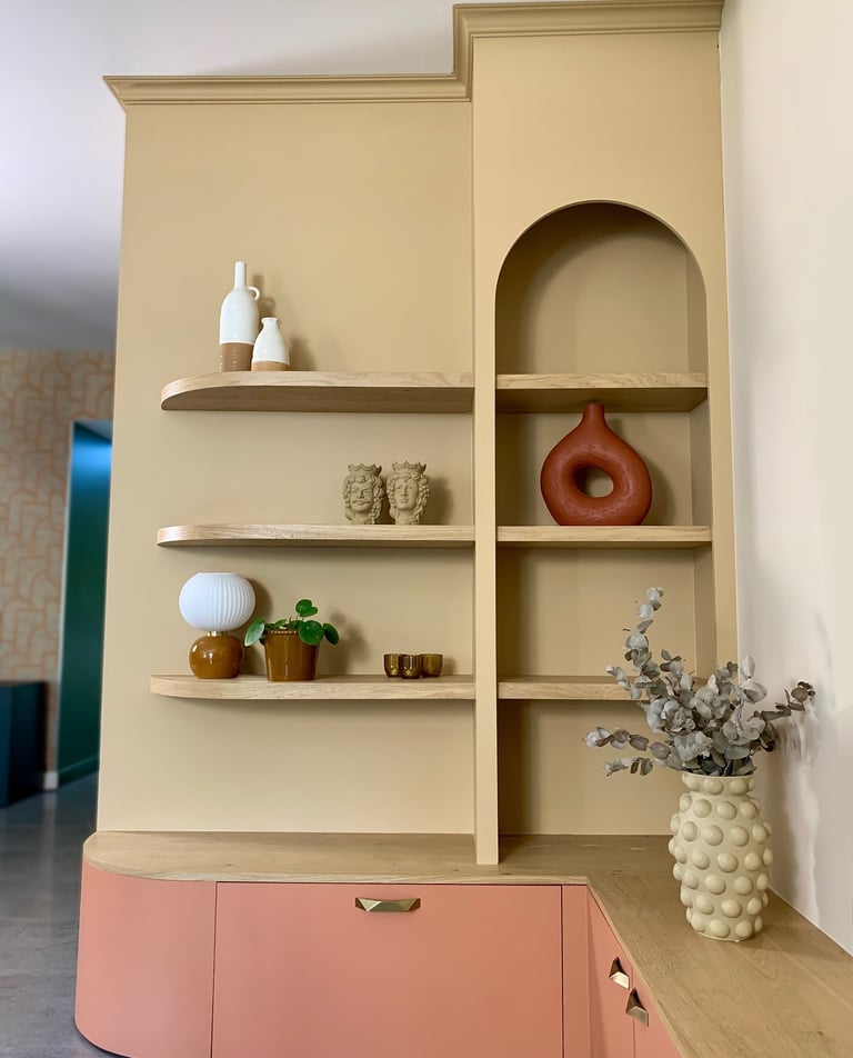 bibliothèque sur mesure avec niche et étagères