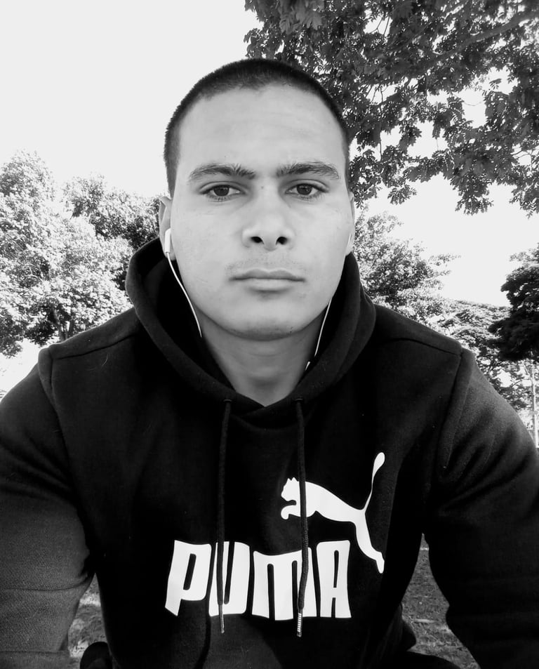 Homem com blusa, fone de ouvido e olhar sério